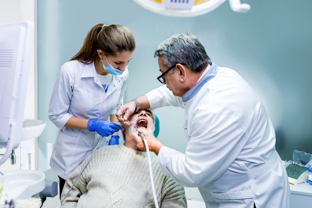 Na jakie zarobki mogą liczyć lekarze dentyści w 2025 roku